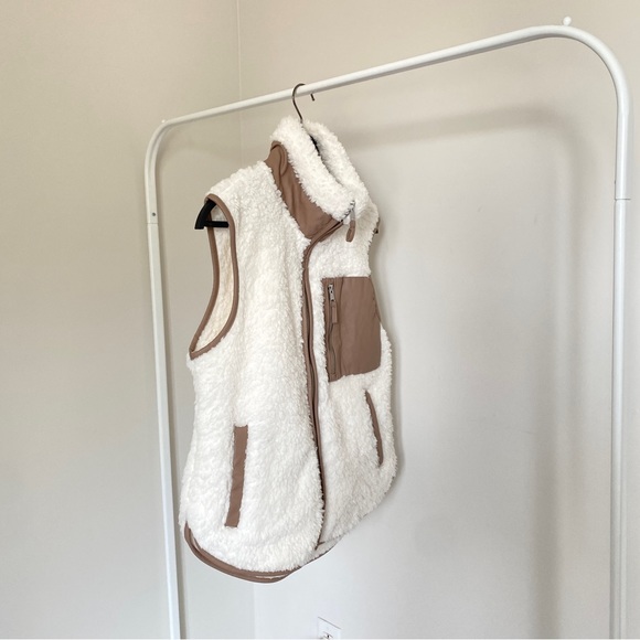 ABERCROMBIE & FITCH sleeveless jacket (NEW) - Picture 6 of 6